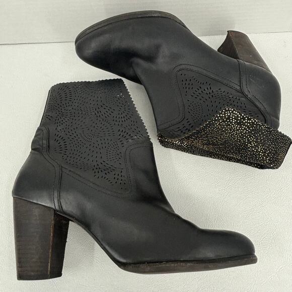 UGG Thames Ankle Boots Size 11 Black Perforated Leather Boots Block Heel - Picture 6 of 13